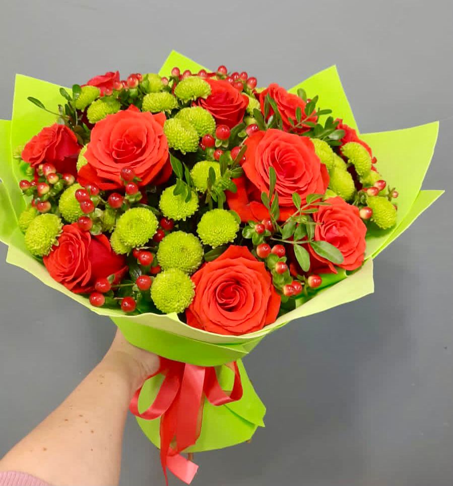 Букет цветов из: Хризантемы и Розы в Гиганте