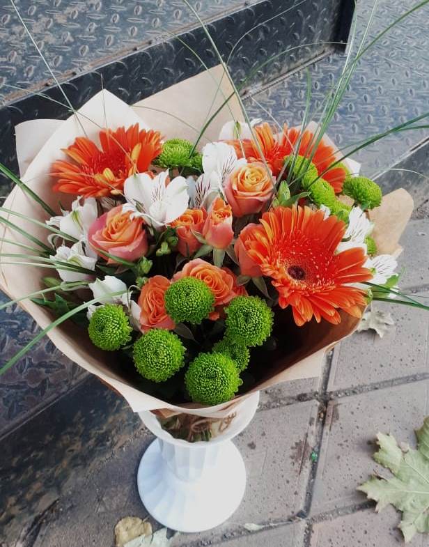 Букет цветов из: Герберы, Хризантемы, Альстромерии и Розы в Гиганте