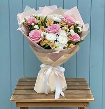 Букет цветов из:  Гвоздики, Орхидеи и Розы в Гиганте