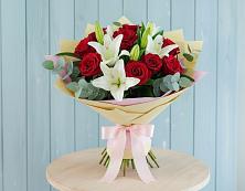 Букет цветов из:  Лилии и Розы в Гиганте