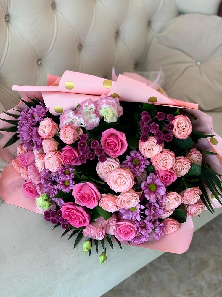 Букет цветов из: Хризантемы, Розы и Лизиантусы в Гиганте