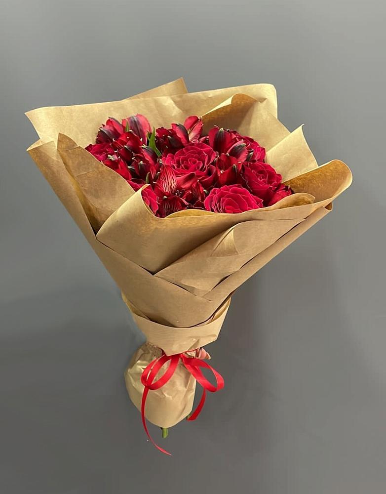 Букет цветов из: Альстромерии и Розы в Гиганте