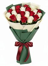 Букет Микс из красных и белых роз в Гиганте
