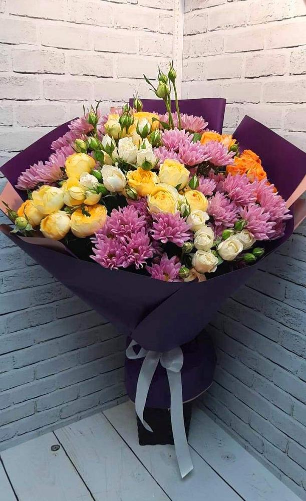 Букет цветов из: Хризантемы и Розы в Гиганте