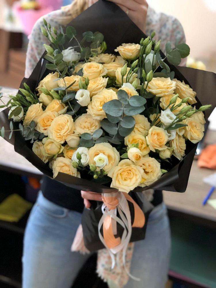 Букет цветов из: Розы и Лизиантусы в Гиганте