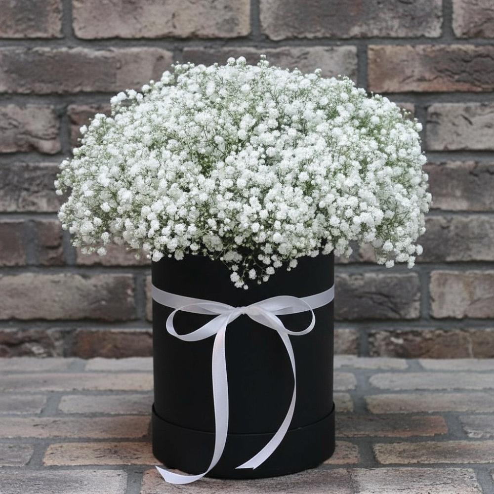 Цветочная композиция из Гипсофила в шляпной коробке в Гиганте