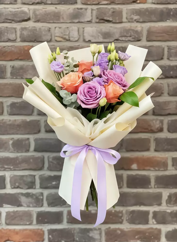 Букет цветов из: Лизиантусы и Розы в Гиганте