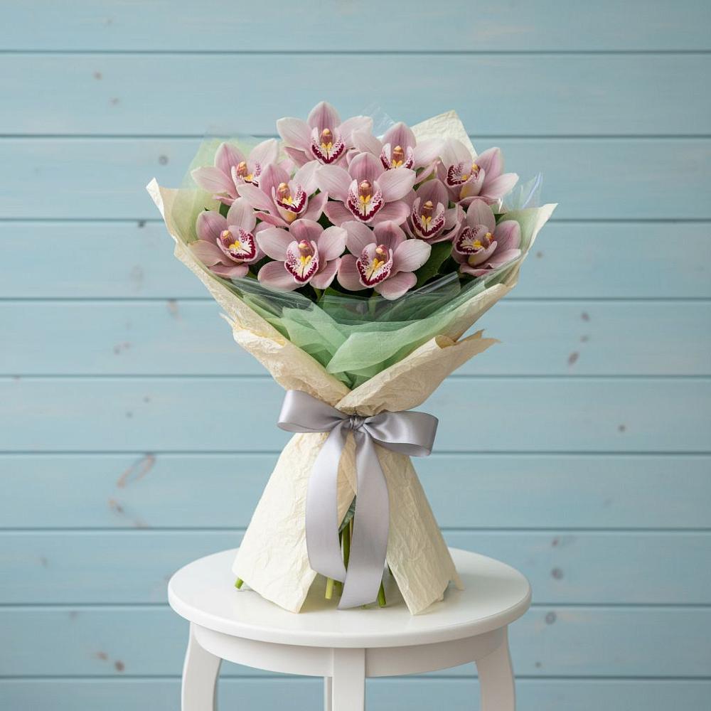 Букет цветов из: Орхидеи и Розы в Гиганте