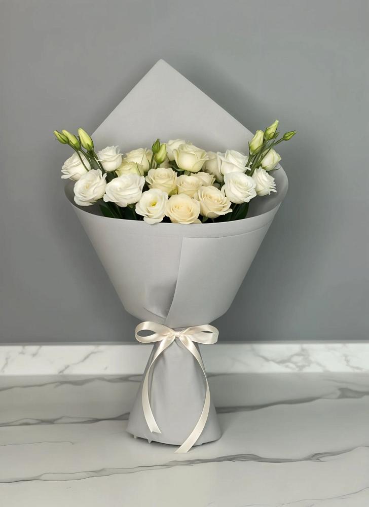 Букет цветов из: Розы и Лизиантусы в Гиганте