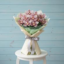 Букет цветов из:  Орхидеи и Розы в Гиганте