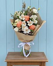 Букет цветов из:  Альстромерии, Лизиантусы, Розы и Хризантемы в Гиганте