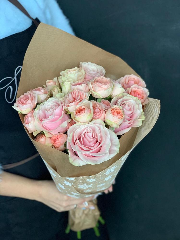 Букет цветов из: Хризантемы и Розы в Гиганте