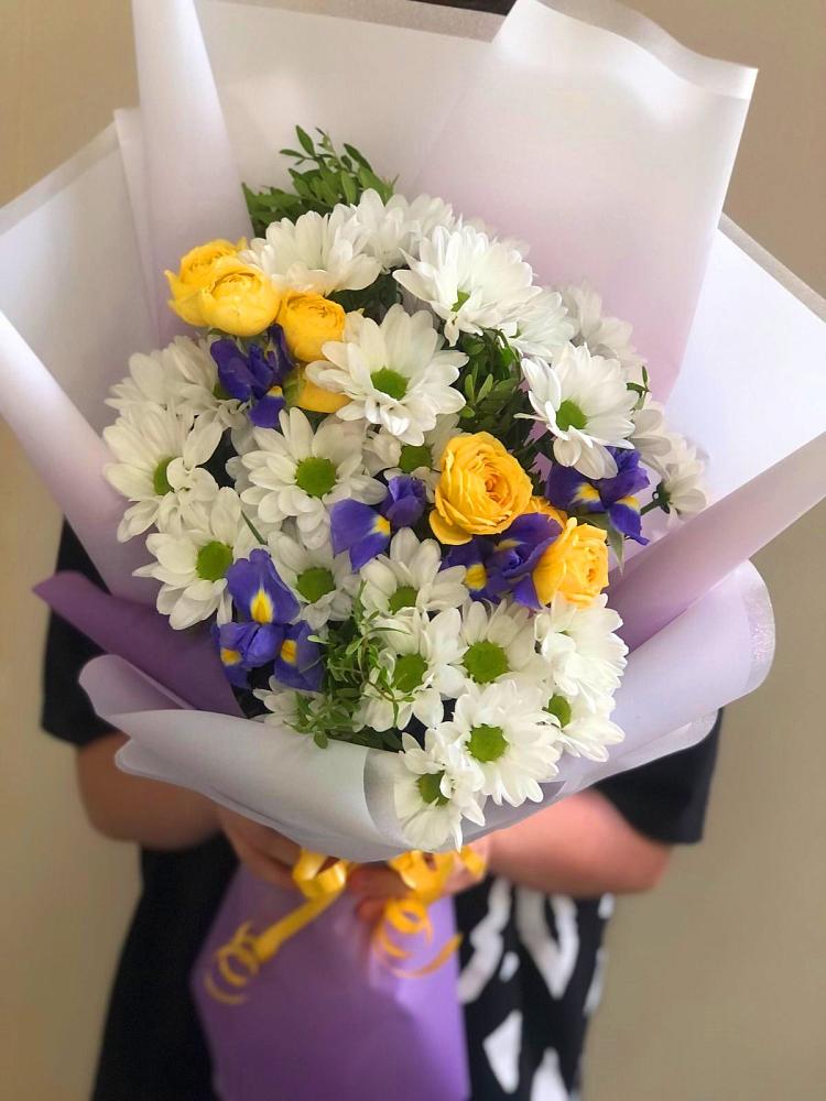 Букет цветов из: Ирисы, Хризантемы и Розы в Гиганте