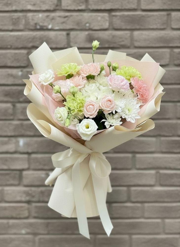 Букет цветов из: Гвоздики, Розы, Лизиантусы и Хризантемы в Гиганте