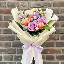 Букет цветов из:  Лизиантусы и Розы в Гиганте