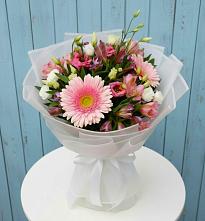 Букет цветов из:  Герберы, Альстромерии и Лизиантусы в Гиганте