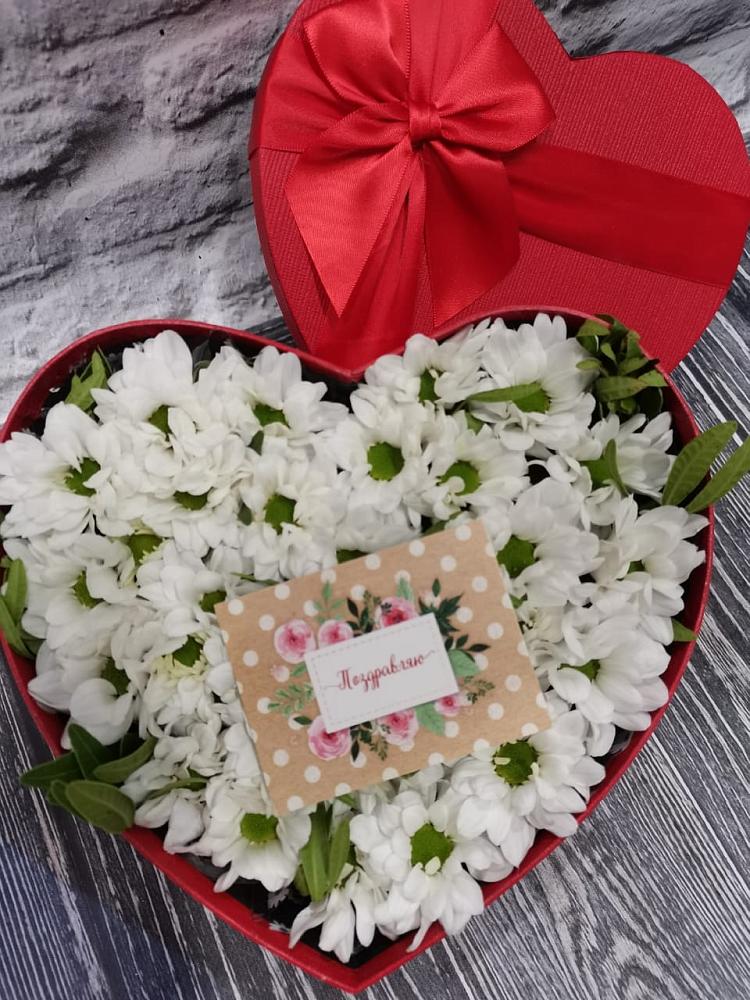 Цветочная композиция из Хризантемы в виде сердца в Гиганте