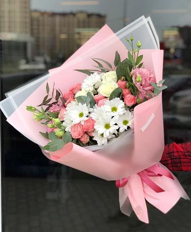 Букет цветов из: Розы, Лизиантусы и Хризантемы в Гиганте