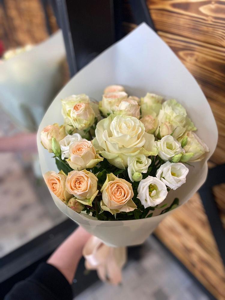 Букет цветов из: Розы и Лизиантусы в Гиганте